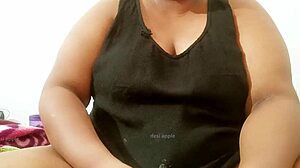 I love seeing this Sri Lankan lady's natural boobs.