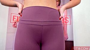 Ei, olha essa amadora gordinha Chloe Marie de calça yoga... buceta apertadinha legal, hein?