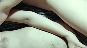 Эй, хочешь присоединиться к нам для взаимной мастурбации дома? Красивая азиатская пара развлекается в сексуальном домашнем видео.