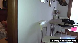 Grup Orgide Sarhoş Sarışın Milf Anal Sikilip Squirt Yapıp Yaliyor