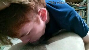 In deze homemade scène blonde twink pijpt jonge 18+ jongen hartstochtelijk