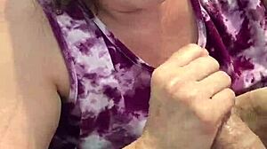 nicebigddd gives outdoor blowjob to milf couple 😍