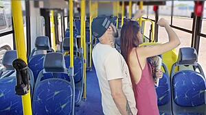 यह स्टूडेंट पब्लिक बस पर बूढ़े आदमी से ग्रूप्ड हुई, शॉकिंग आउटडोर मुलाकात हुई