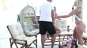 Καυτή ξανθιά φιλάει τον φίλο της αδερφής της και την γλείφουν!