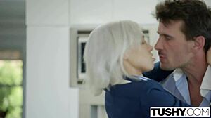 Tushy’n pieni teini 18+ Kacey Jordan ottaa ison kyrvän perseeseen