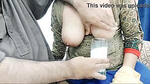 देसी मेड के बिग बूब्स मिल्क किए जाते हैं, डैम हॉट सीन