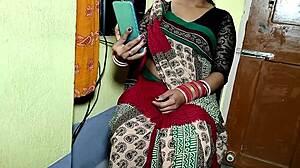 Бхабхи в живом каме показывают жесткий трах