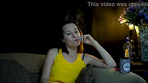 Hisap rokok sambil tengok awak