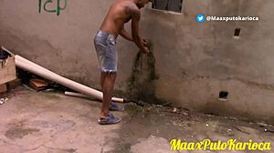 O pedreiro safado me comeu na marra e eu adorei sua piroca de 21 cm 1� parte parceria unsboys