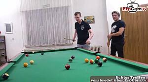 La ragazza tedesca curvy con capelli corti prova il primo threesome