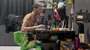 Minha empregada safadinha ficou querendo putaria na hora do serviço