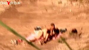 Horný pár šúcha na verejnej pláži 😎