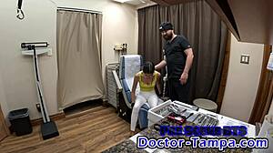 Hanske dypt inn mens Doc Tampa sjekker Aria Nicole