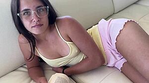 Игри с edging с перфектна тийн 18+ заварена сестра Daisy Pheonix