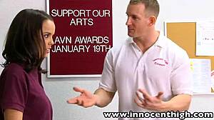 Dillion Harper Posa da Innocente in Uniforme Scolastica