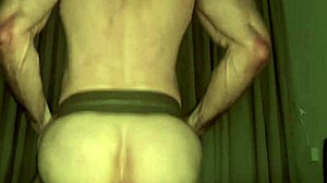 Meu parceiro veio assistir jogo mas me comeu até leite completo no sofá