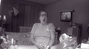 Ho beccato questa troia di ragazza 18+ saltare i compiti per giocare con un dildo su cam nascosta.