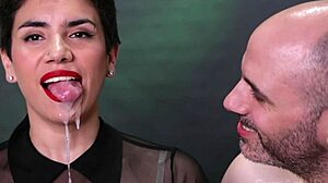 Sperma kaplje iz usta posle žestokog pušenja kurca