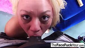 rozkúšnej blondínke tvár rozmlátená dvoma obrovskými kyjmi