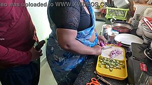 तमिल मेड कनिका मुझे फ्लैशिंग और स्ट्रोकिंग करते हुए पकड़ती है! 😜