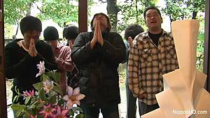 เอ่อ คิดว่าสาวญี่ปุ่นกำลังเล่นกับตัวเองอยู่