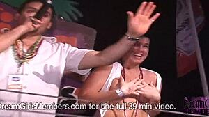 Collegejenter flasher store pupper i våt t-skjorte konkurranse ute