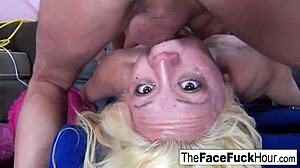 rozkúšnej blondínke tvár rozmlátená dvoma obrovskými kyjmi