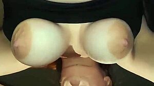 MILFs riesige Euter wackeln beim Schwanzlutschen