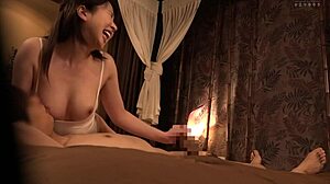 Chceš vidieť G-cup eskortu v tesných plavkách v akcii?