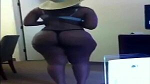 i love watching big booty girls clapping and grabbing ass