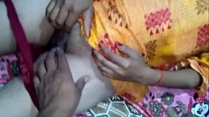 नेबर गर्ल घर पर बेड एक्शन के लिए इनवाइट करती है