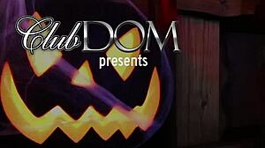 Femdom Tanrıçaları Halloween'de Bakire Kıçını Pegliyor