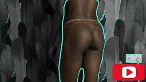 Chica pequeña toma dildo profundo en culo apretado