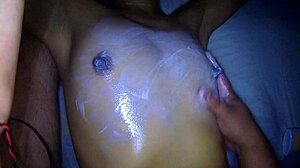 Je masse Susy en matant son cul et sa chatte parfaits