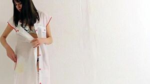 Estou tão excitada assistindo médico dedilhar a bunda dela no hospital