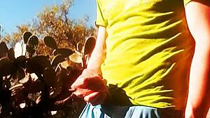 Чико дрочит в горячей соло-сессии.