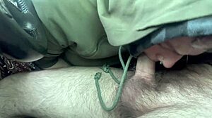 Fromeb arkadaşına arabadaki oral yapıyor