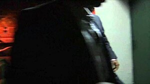 Grote tieten ebony actrice kleedt zich uit op filmset. Zie haar alles bloot!