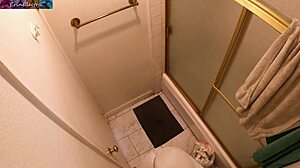 Krivasta azijska mačeha se prikrade v kopalnico za hiter seks s pastorkom med družinsko večerjo. Šepet in stokanje napolnita vroč zrak.