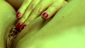 stunning american babe spreads pussy and cums hard 😍