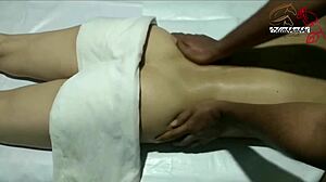 Hej, pozri si tú indickú dámu dostávať celotelovú masáž!