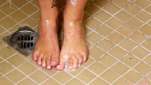 Hurmaava blonki nauttii kuumasta sohvan hieronnasta valokuvauksessa.