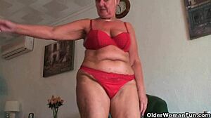 Dialogische dicke Oma, schau dir meine hängenden großen Titten und gespreizte Muschi an!