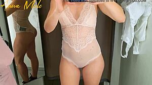 Ragazza corpo perfetto in compilazione camerino