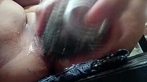 Watch Siririca Masturbate With Hairbrush In Beauty Salon!