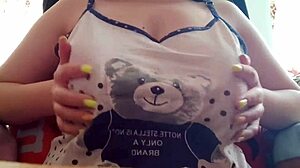 Oops, stepsister malu-malu flash tetek besar di cam!