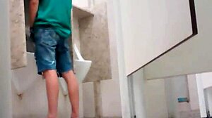 Pegação no banheiro do shopping gay