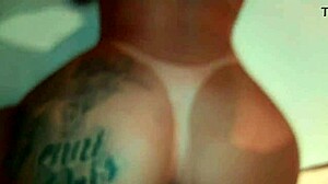 Baixinha da bunda grande gosta de levar tapinhas