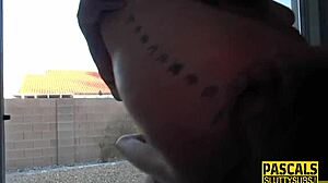 Skutečná ovládaná hubená děvka se nechá prásknout ve skupinové scéně s mužskou dominancí