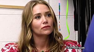 Milf podezřelá hlasitě sténá při ježdění na tvrdém kurci policajta v práci